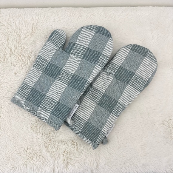 JILLY BOX THE CROSS Farmhouse oven mitts.  Gray and White. NEW WITH TAGS - Picture 3 of 9